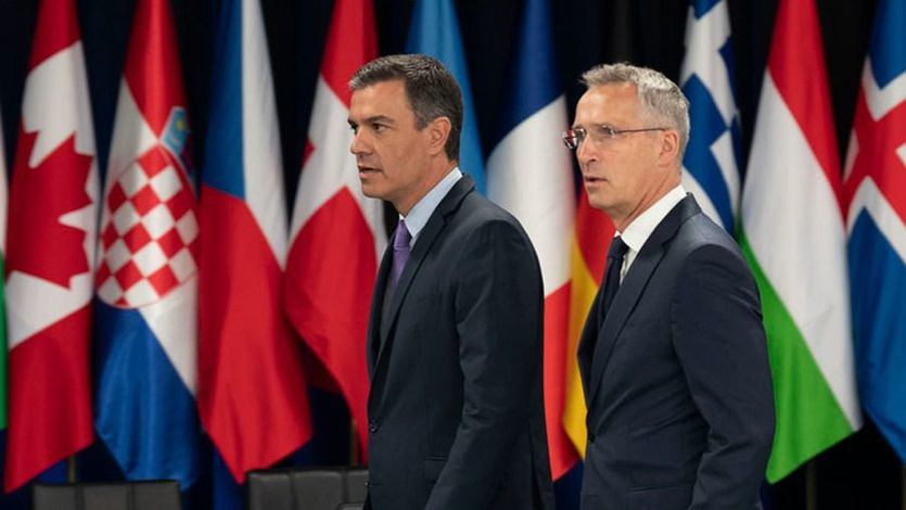 El presidente del Gobierno, Pedro Sánchez, y el secretario general de la OTAN, Jens Stoltenberg