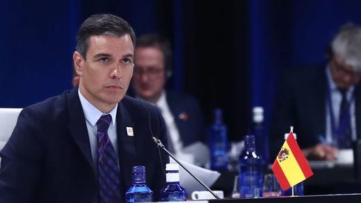 Sánchez sigue gafado con las banderas: la enseña nacional, otra vez del revés en plena cumbre de la OTAN