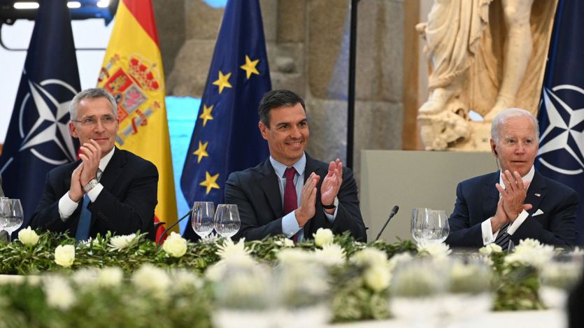 El presidente del Gobierno, Pedro Sánchez, en la cumbre de la OTAN junto a Joe Biden