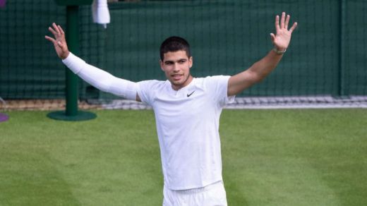 Alcaraz pone fin a su aventura en Wimbledon en octavos tras caer ante el italiano Jannik Sinner