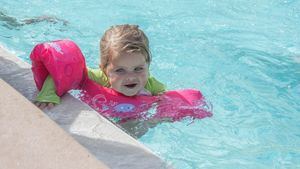 Niños, verano y piscina: consejos y dispositivos de flotabilidad para evitar accidentes