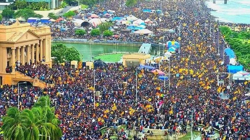 Caos en Sri Lanka: miles de manifestantes asaltan el domicilio presidencial por la crisis económica del país