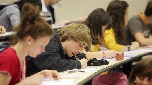 Los estudiantes que obtengan beca recibirán una ayuda complementaria de 100 euros mensuales