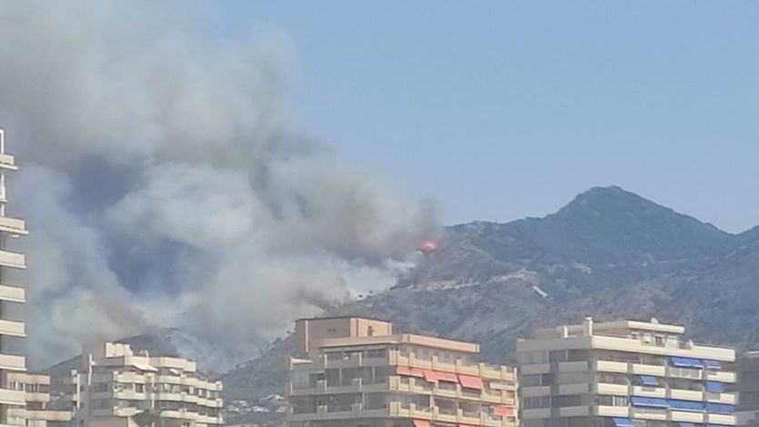 El incendio de Mijas, visible desde la playa de Fuengirola