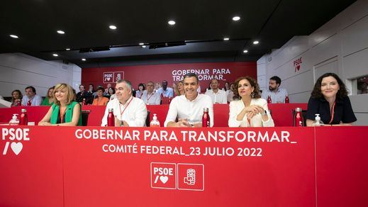 Sánchez saluda a los nuevos dirigentes del PSOE y se desmarca con un claro discurso de izquierdas