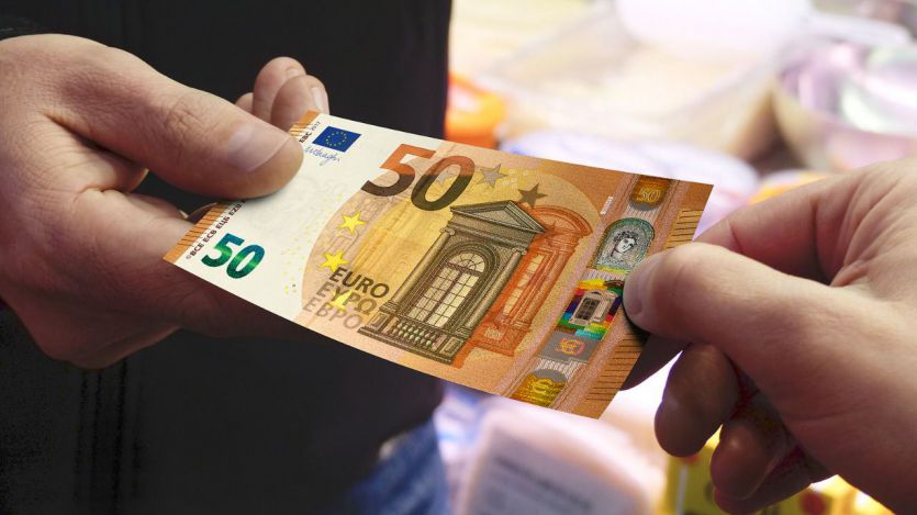 Condenada a prisión una policía por quedarse con 605 euros de una cartera perdida