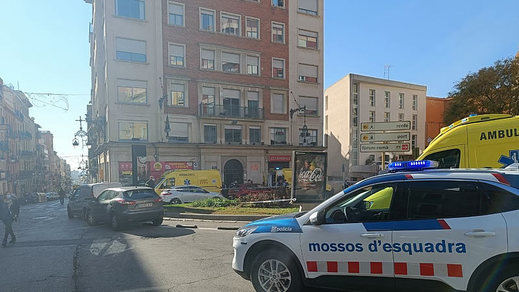Un vigilante de seguridad despedido asalta la sede de su ex empresa y deja 3 heridos; hiere a un Mosso en su huida