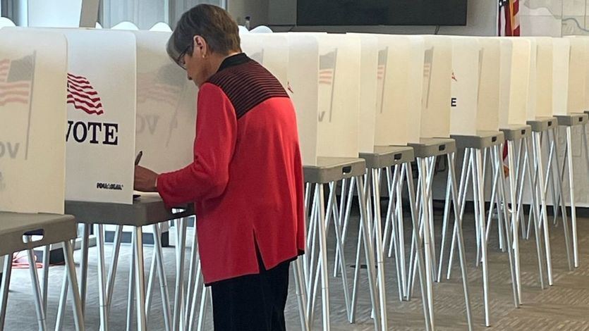La gobernadora de Kansas, Laura Kelly, votando en el referéndum