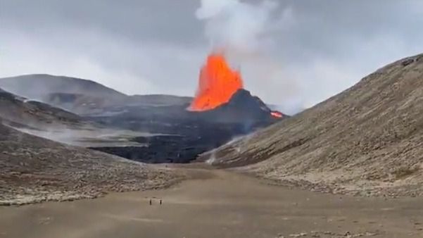 El volcán Fagradalsfjall, a solo 40 kilómetros de la capital de Islandia, ha entrado en erupción
