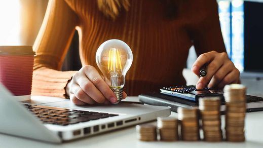 La gasolina no deja de bajar a cuentagotas y el precio de la luz también desciende a 135 euros/MWh