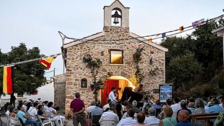 Un momento del Festival en 2019, con Óscar Caravaca al piano, delante de la ermita de Yetas