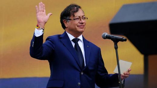 Gustavo Petro asume la presidencia de Colombia proponiendo paz y el fin de la guerra antidrogas