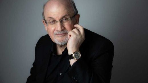 El escritor Salman Rushdie mejora tras el ataque y ya puede hablar