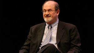 Irán niega estar detrás del intento de asesinato de Salman Rushdie pero lo justifica