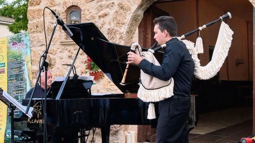 Javier Celada durante el concierto de gaita en Yetas en el escenario de la iglesia