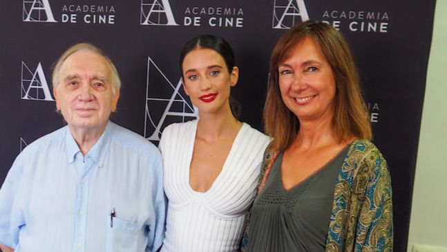 Presidente de la Academia de Cine, Fernando Méndez-Leite, junto a la actriz María Pedraza y la notaria del acto