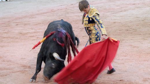 David López torea al natural ante el último novillo