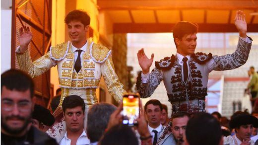 Los dos triunfadores de la tarde salen a hombros de La Corredera