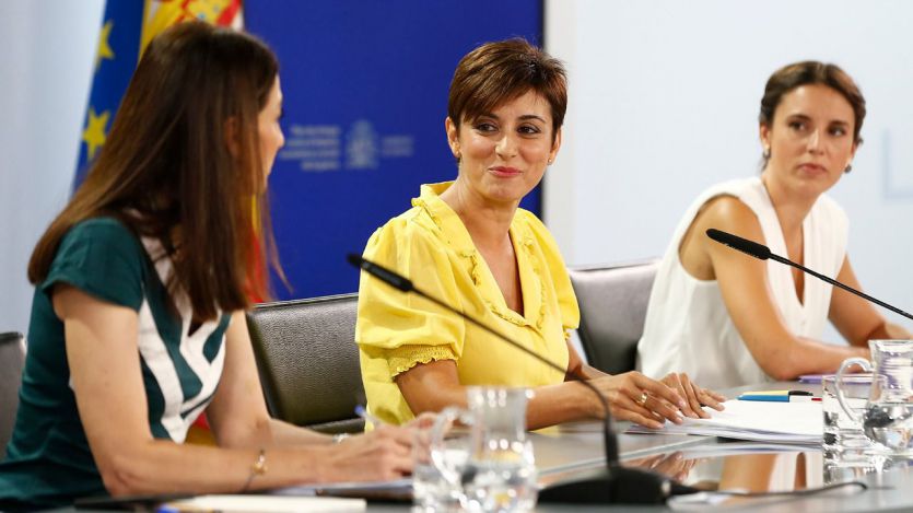 La ministra de Política Territorial y portavoz del Gobierno, Isabel Rodríguez, la ministra de Justicia, Pilar Llop y la ministra de Igualdad, Irene Montero