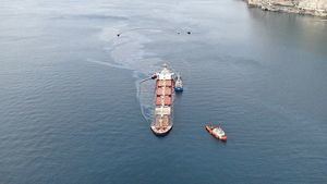Continúa el bombeo de combustible del buque varado en Gibraltar