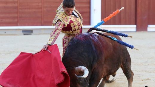 Diego Carretero en la faena al toro al que cortó una oreja.