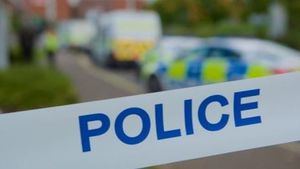 Ataque en Londres: un hombre apuñala a 2 policías en el centro de la ciudad