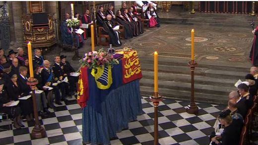 Los reyes y y los eméritos, sentados juntos en el funeral de Isabel II: primera foto de los 4 desde 2020