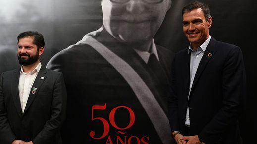 Sánchez se acerca al chileno Gabriel Boric y juntos reivindican la figura histórica de Salvador Allende