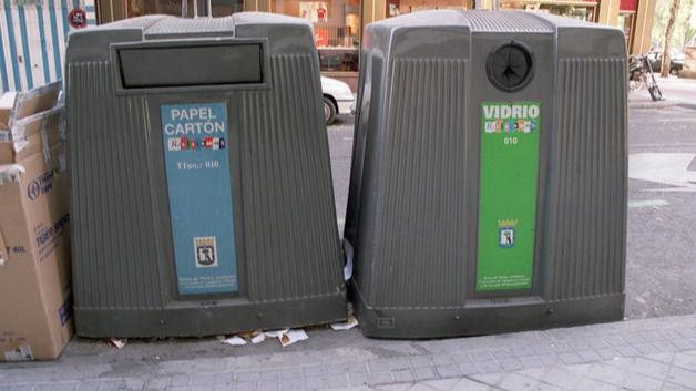 Madrid multará con 750 euros por reciclar vidrio de noche