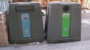 Madrid multará con 750 euros por reciclar vidrio de noche