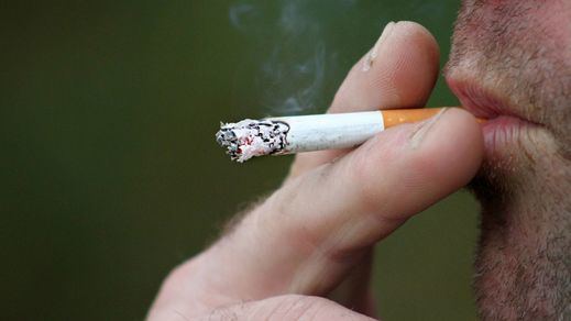 Cataluña prohibirá fumar en las terrazas, las cercanías de los colegios y en las paradas de autobús