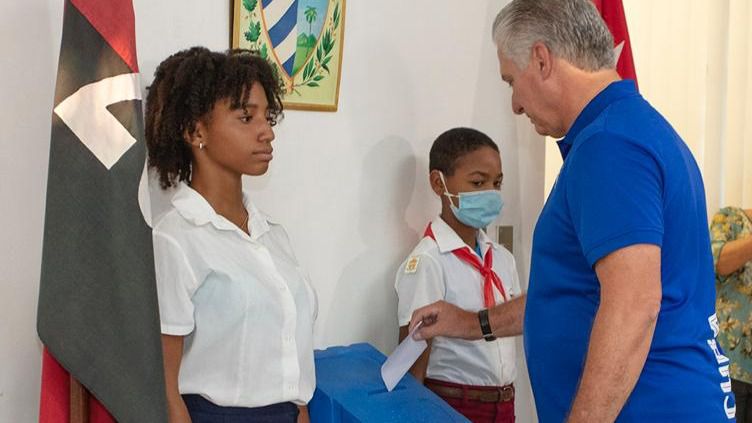 El presidente cubano, presidente, Miguel Díaz-Canel, votando