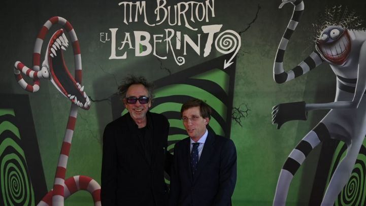 Tim Burton y Jose Luis Martinez Almeida en la exposición Tim Burton, el laberinto