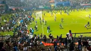 Fallecen más de 200 personas tras una reyerta por un partido de fútbol en Indonesia