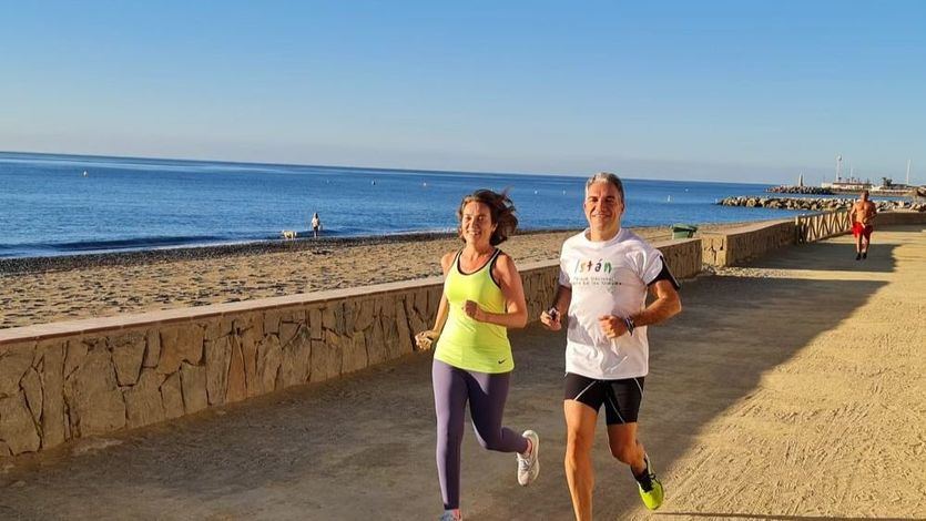 Cuca Gamarra y Elías Bendodo haciendo deporte juntos