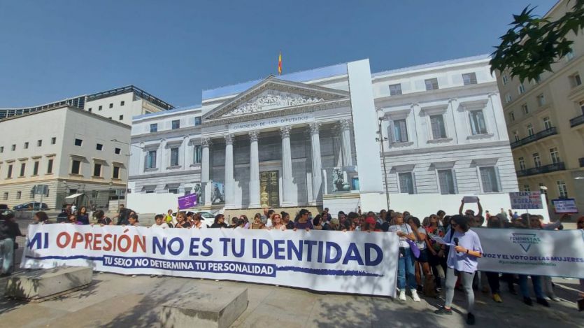 Protesta de colectivos feministras contra la Ley Trans en el Congreso