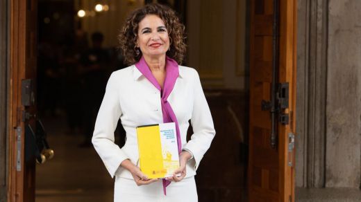 Maria Jesús Montero presentando el libro amarillo de los Presupuestos Generales del Estado 2023