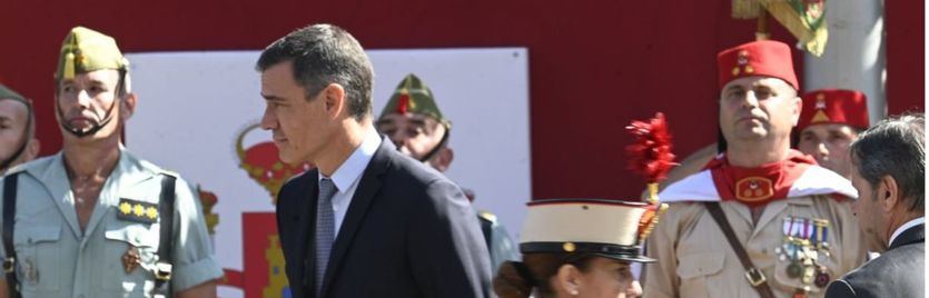 Pedro Sánchez llega tarde al desfile del 12 de octubre y es recibido con gritos y abucheos