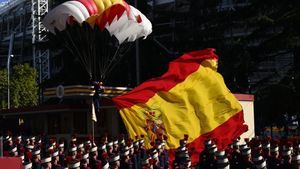 El momento paracaídas vuelve a acaparar las miradas durante el desfile militar