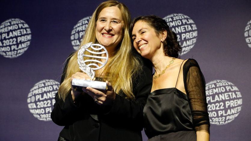 Luz Gabás, ganadora del Premio Planeta 2022 y Cristina Campos, finalista