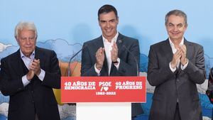 Sánchez inaugura junto a los ex presidentes Zapatero y González la exposición "40 años de democracia"