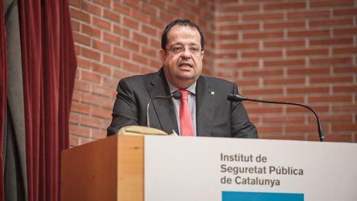 El conseller de Interior catalán cesa al jefe de los Mossos por negarse a designar a 4 mujeres comisarias