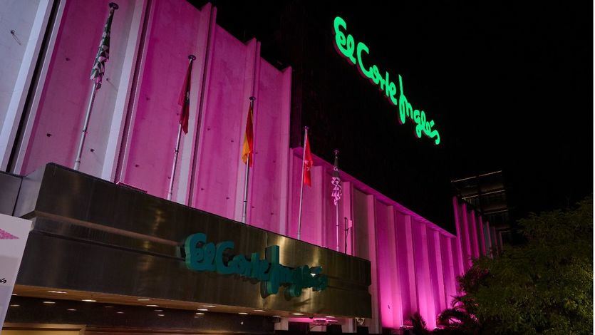 Un centro de El Corte Inglés iluminado de rosa por el Día Mundial contra el cáncer de mama