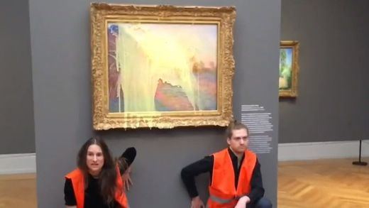 Dos activistas arrojan puré de patata a un cuadro de Monet en berlín