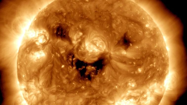 Foto de la NASA donde parece que el sol está sonriendo