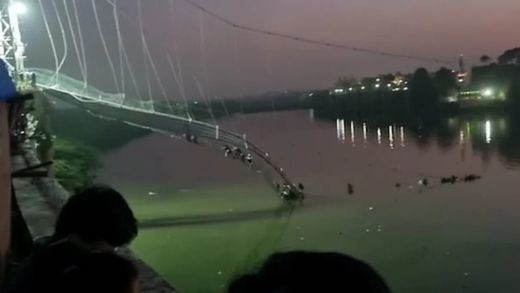 Víctimas del derrumbe del puente colgante en la India