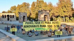 Greenpeace toma el Templo de Debod para lanzar un mensaje a Sánchez: "Pedro, ¡que es para hoy!"