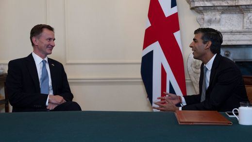 Jeremy Hunt, ministro de finanzas británico con el primer ministro de Reino Unido Rishi Sunak