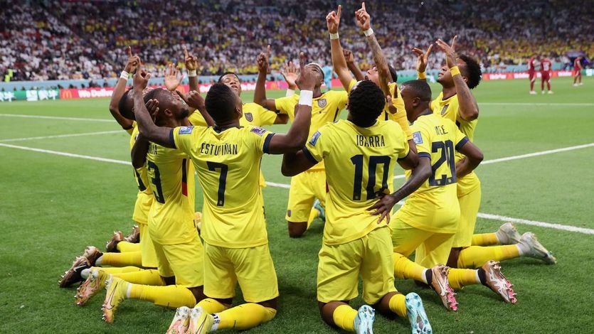 Selección de Ecuador celebrando el primer gol del Mundial de fútbol