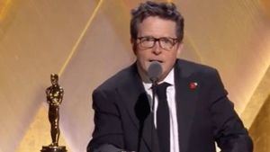 Michael J. Fox recibe un Oscar honorífico por su lucha contra el parkinson